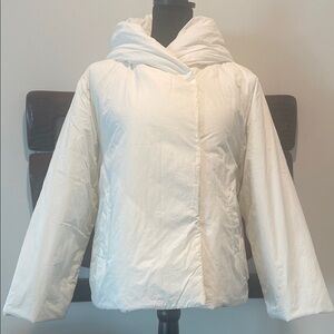 Elegant White Hooded Puffer Jacket